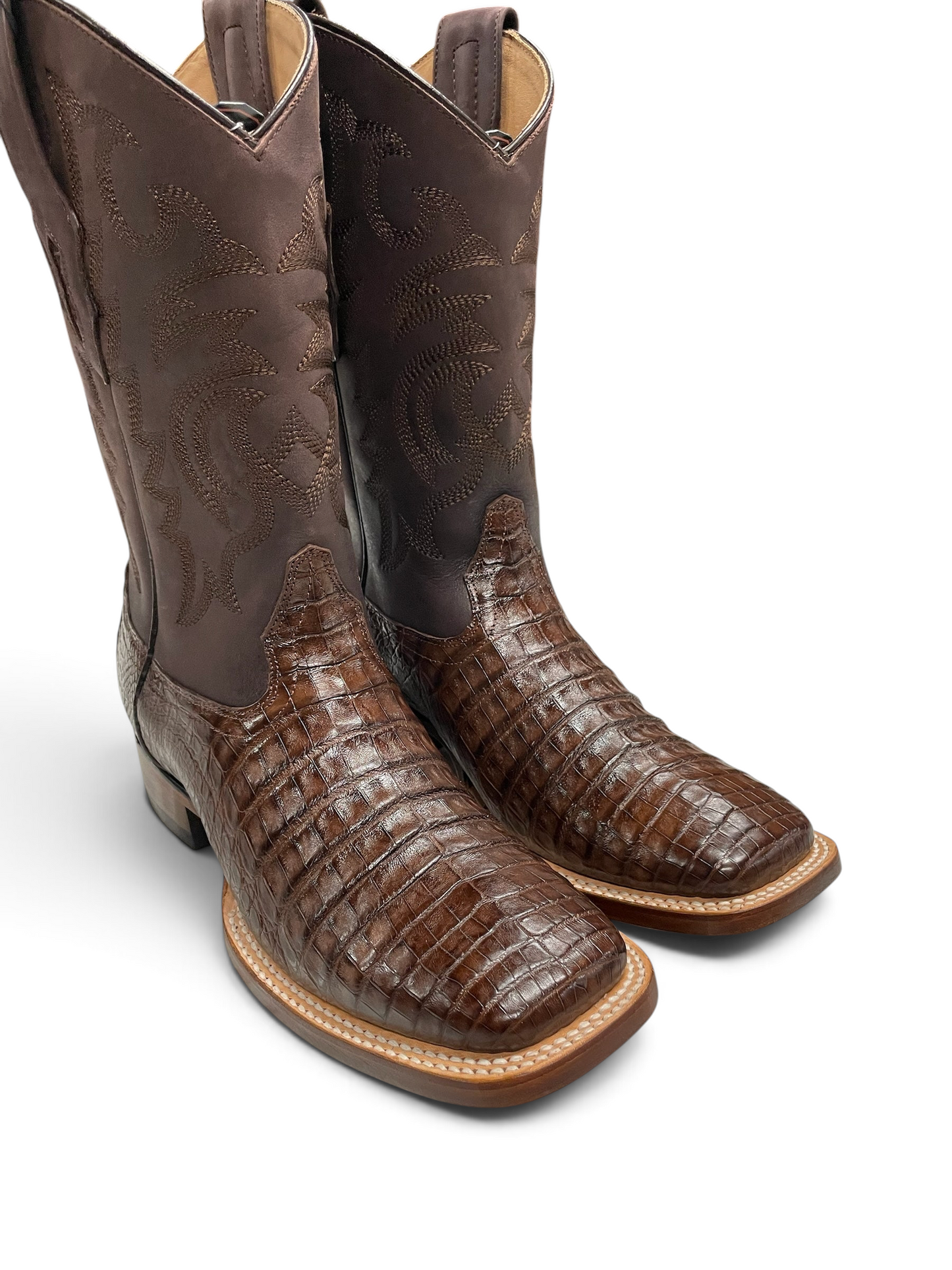Botas vaqueras Botas El Pistolero PYP de piel de cocodrilo café con punta cuadrada y bordado tonal en el eje.