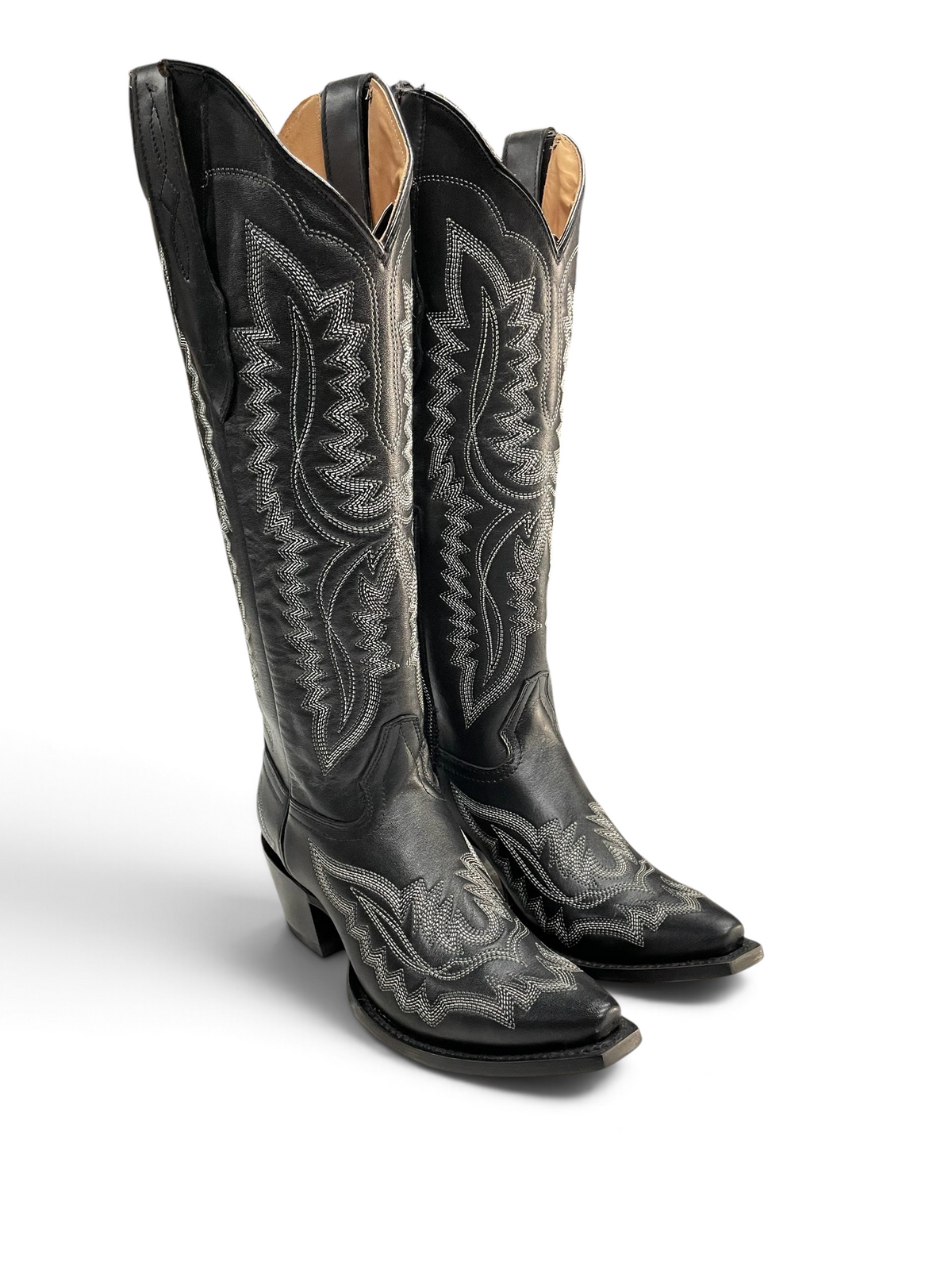 Botas vaqueras Botas El Pistolero PYP de cuero negro con bordado plateado, punta cuadrada y tacón estable.