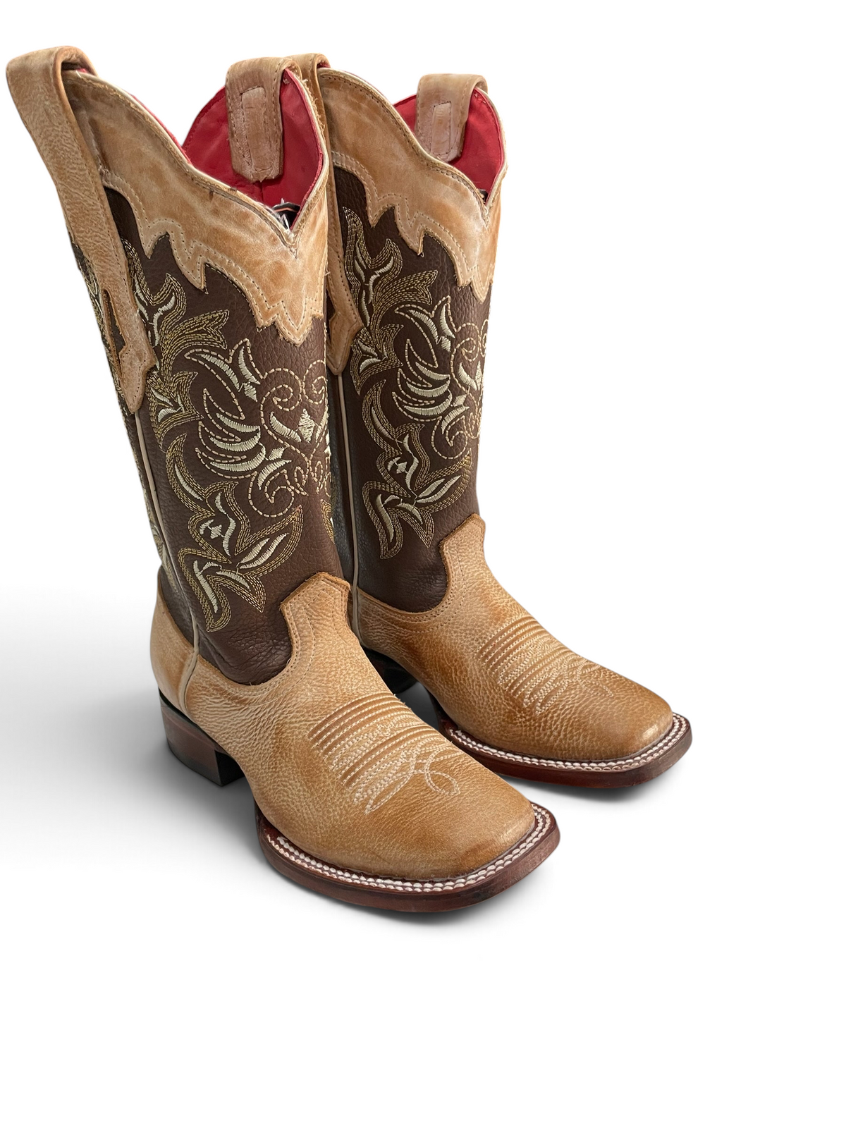 Botas vaqueras Botas El Pistolero PYP de piel genuina con punta cuadrada, bordados dorados y forro interior rojo.