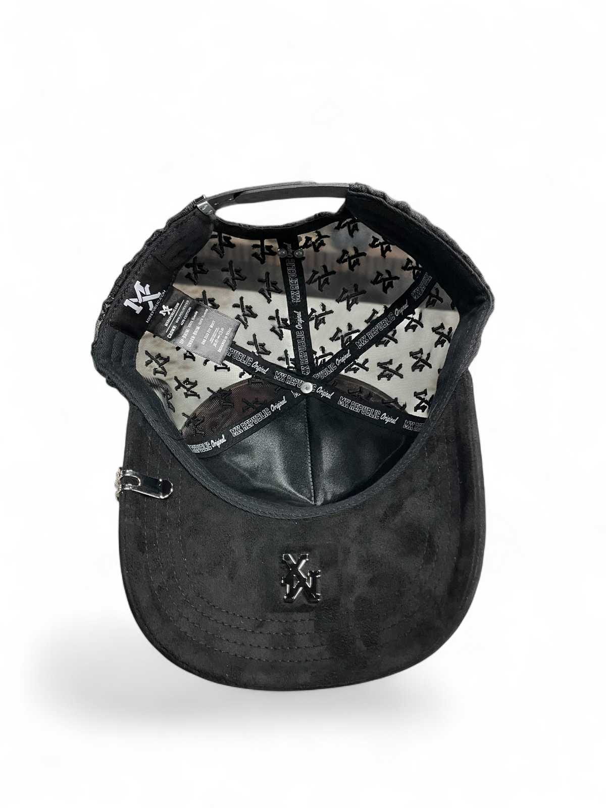 Gorra Botas El Pistolero PYP negra con interior estampado, visera de gamuza y detalle metálico en la parte frontal.