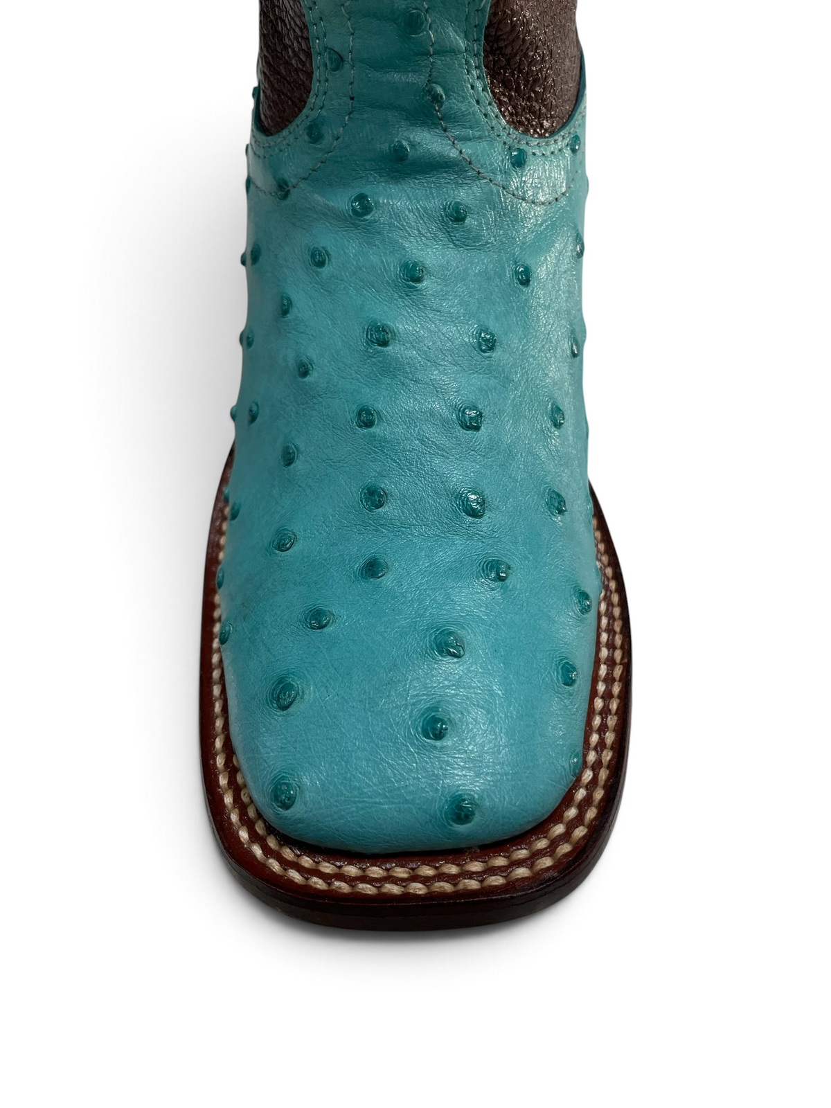 Botas El Pistolero PYP de piel de avestruz turquesa con punta cuadrada y detalles de costura artesanal en cuero café.