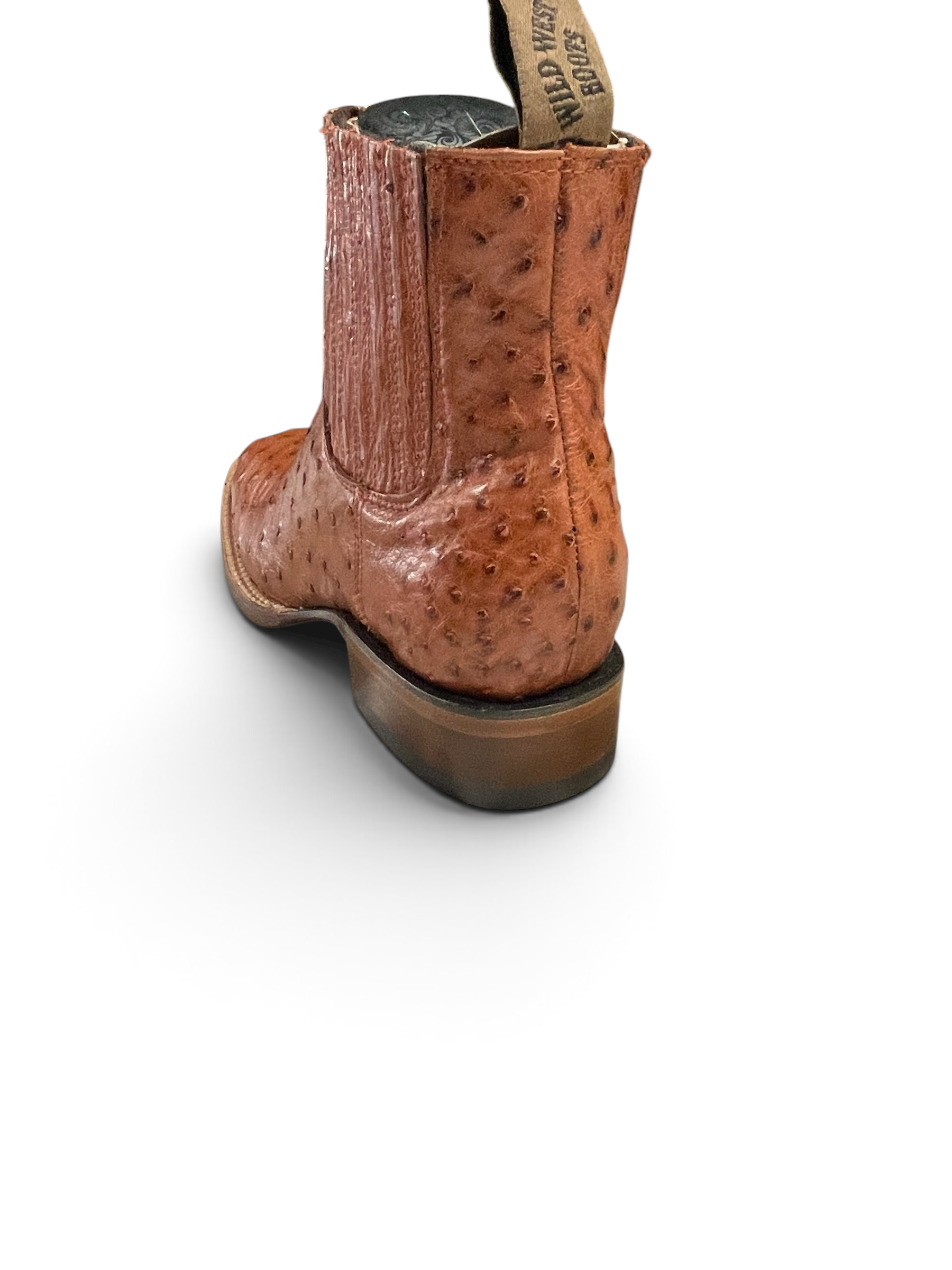 Botas El Pistolero PYP de piel de avestruz color café con diseño vaquero y tacón robusto en exhibición de tienda