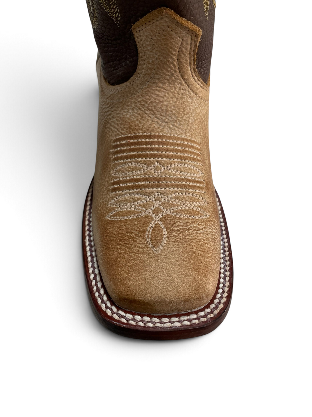 Botas El Pistolero PYP de piel genuina con punta cuadrada, textura natural y costuras detalladas en tono café claro.