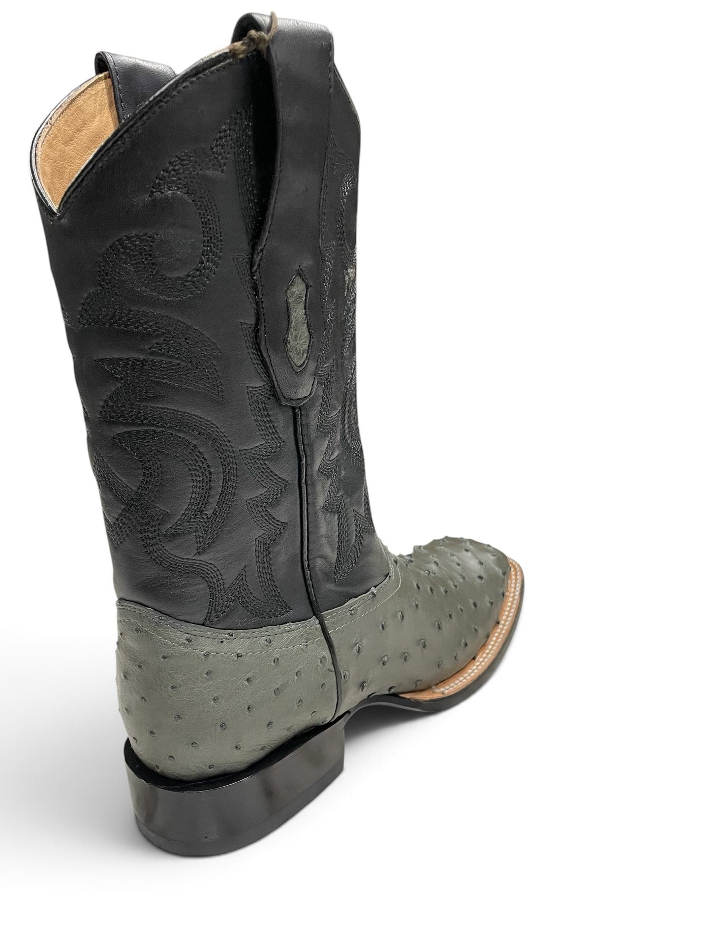 Botas vaqueras Botas El Pistolero PYP de avestruz gris con caño negro bordado y punta cuadrada en exhibición