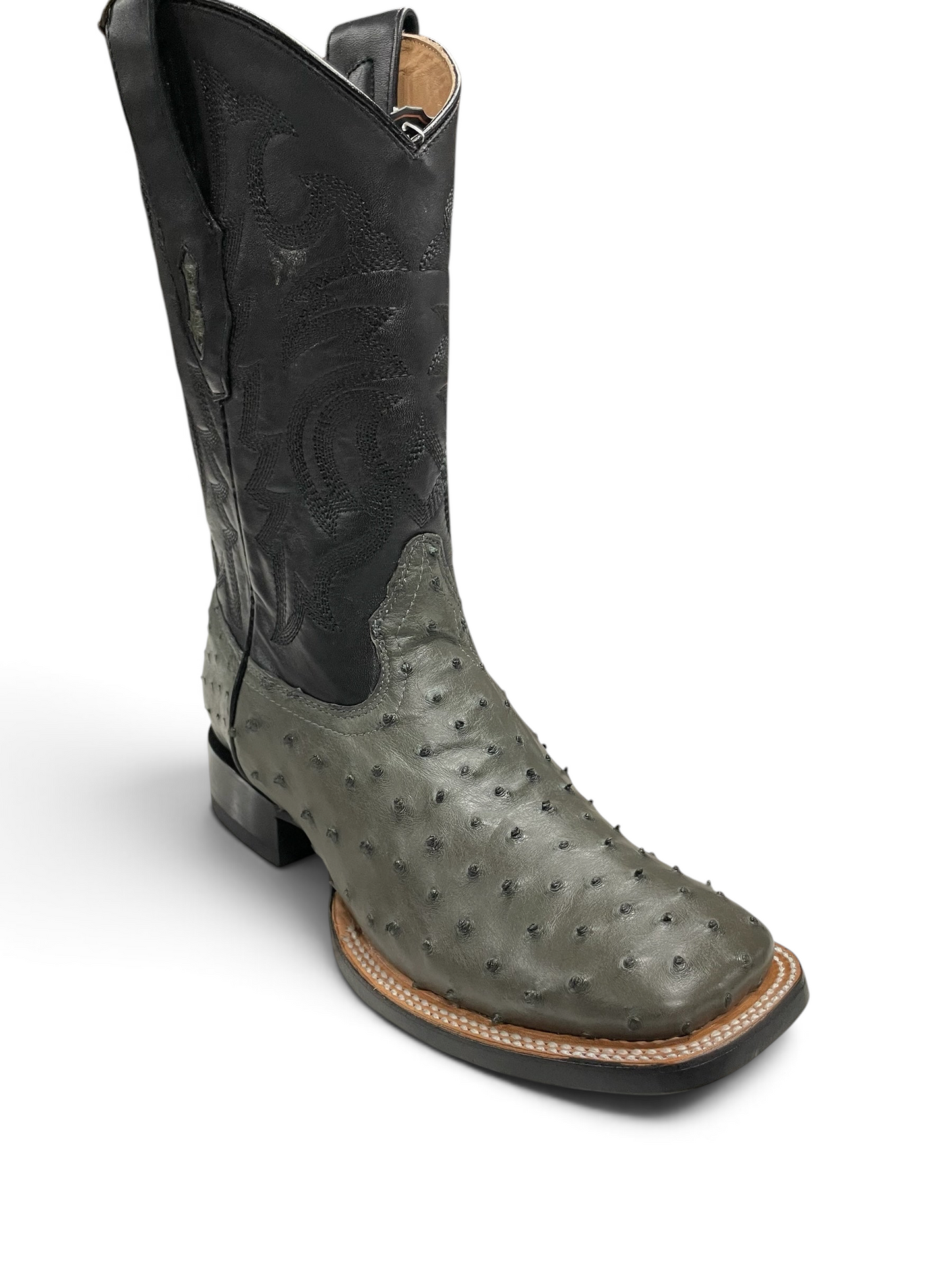 Botas vaqueras Botas El Pistolero PYP de piel de avestruz gris con caño negro bordado y punta cuadrada.