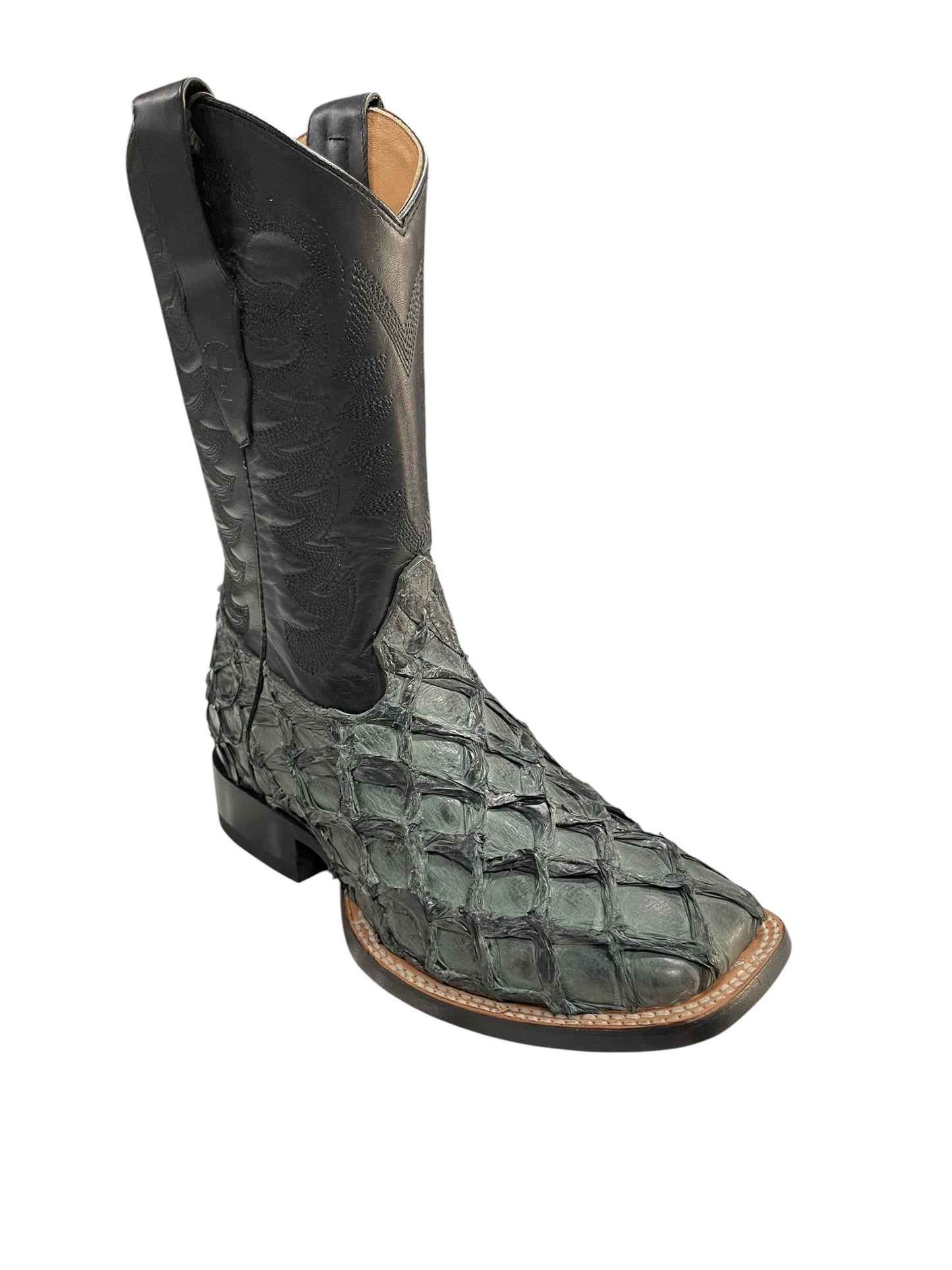 Botas El Pistolero PYP de piel de pescado gris verdoso con caño negro, punta cuadrada y costuras decorativas.