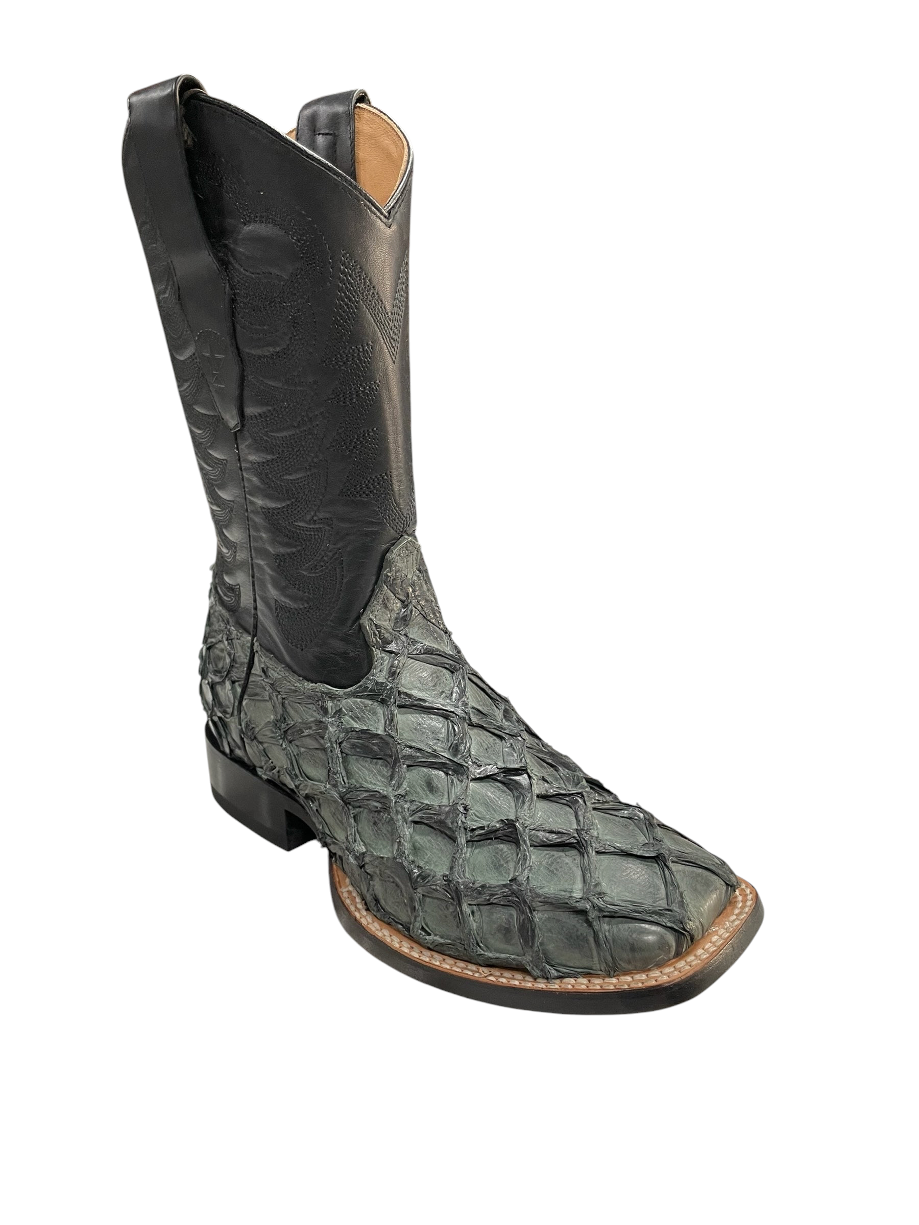 Botas El Pistolero PYP de piel de pescado gris verdoso con caño negro, punta cuadrada y costuras decorativas.