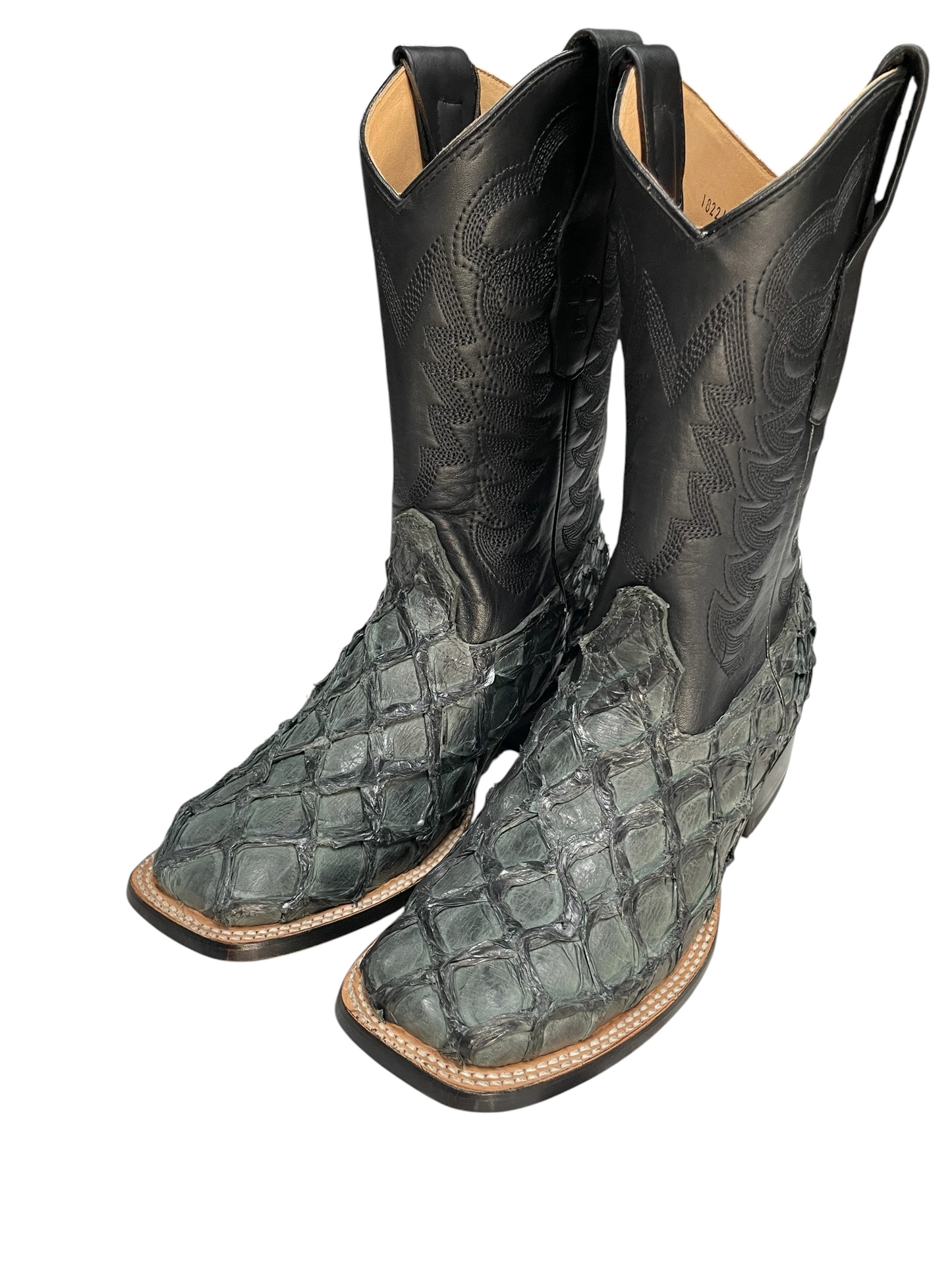 Botas El Pistolero PYP de piel de pescado gris verdoso con caño negro y punta cuadrada, estilo vaquero artesanal.