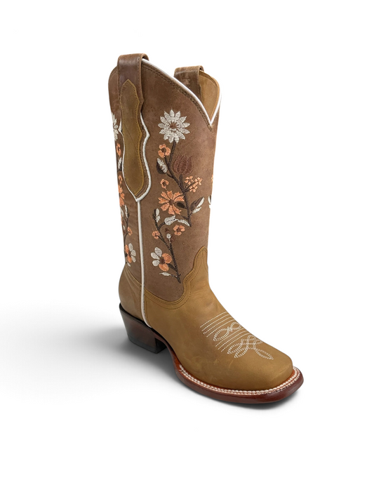 Botas vaqueras Botas El Pistolero PYP de cuero café con bordados florales y punta cuadrada en exhibición de tienda