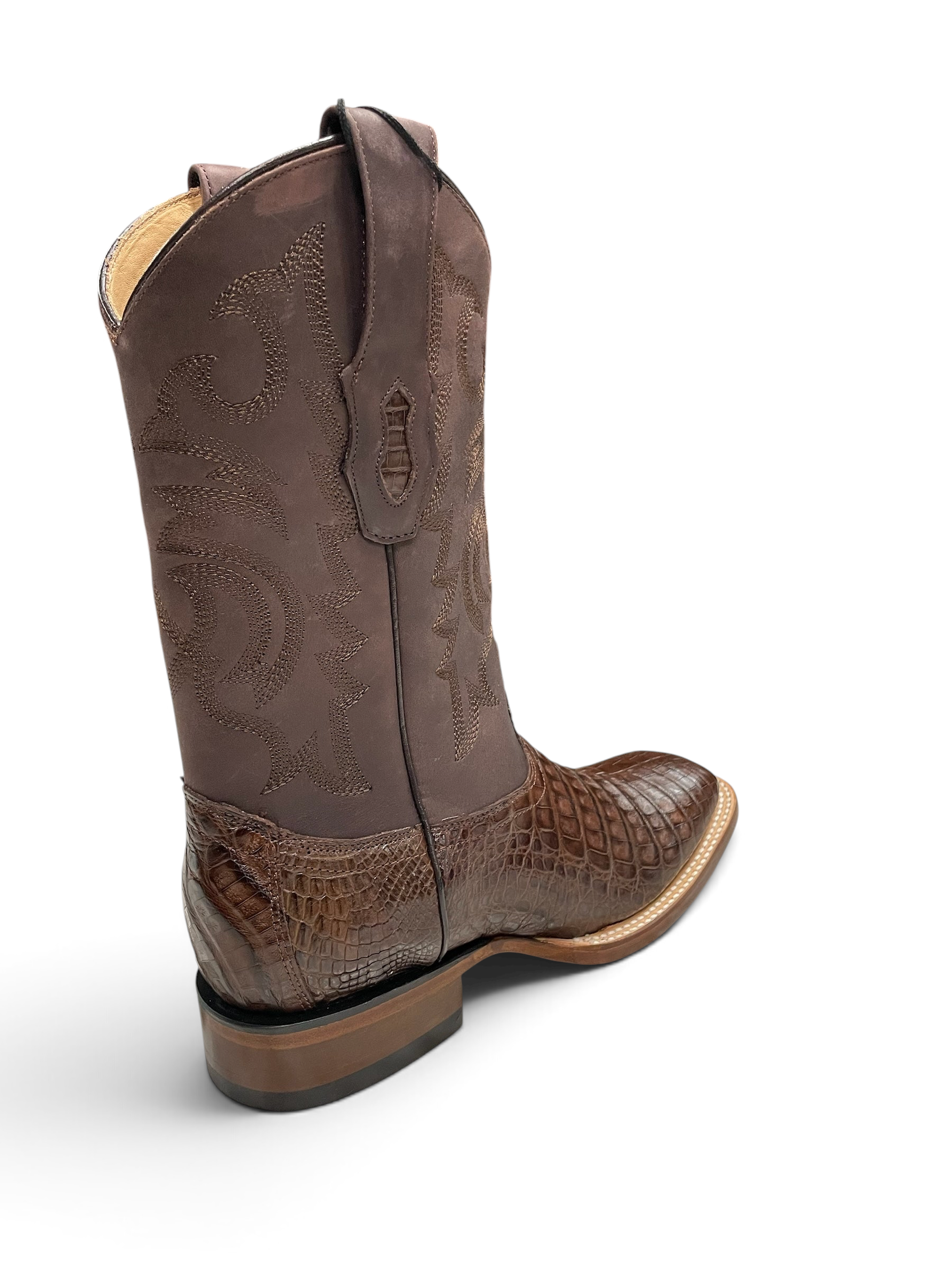 Botas vaqueras Botas El Pistolero PYP de piel de cocodrilo café con punta cuadrada y bordado detallado en el eje.