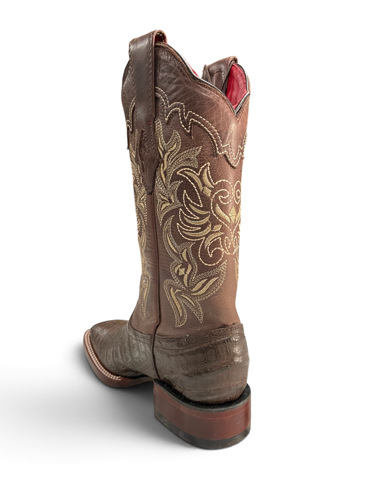 Botas vaqueras Botas El Pistolero PYP de piel de cocodrilo marrón con bordados dorados y forro interior rojo.