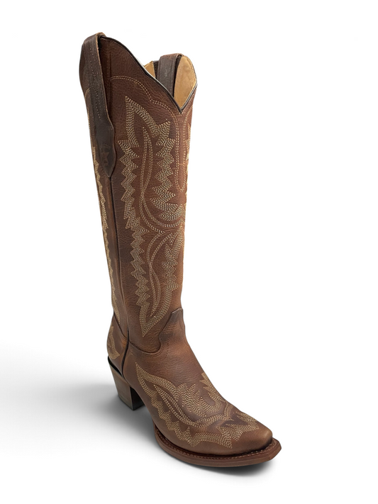 Botas vaqueras Botas El Pistolero PYP de cuero café con bordado artesanal, punta cuadrada y tacón robusto.