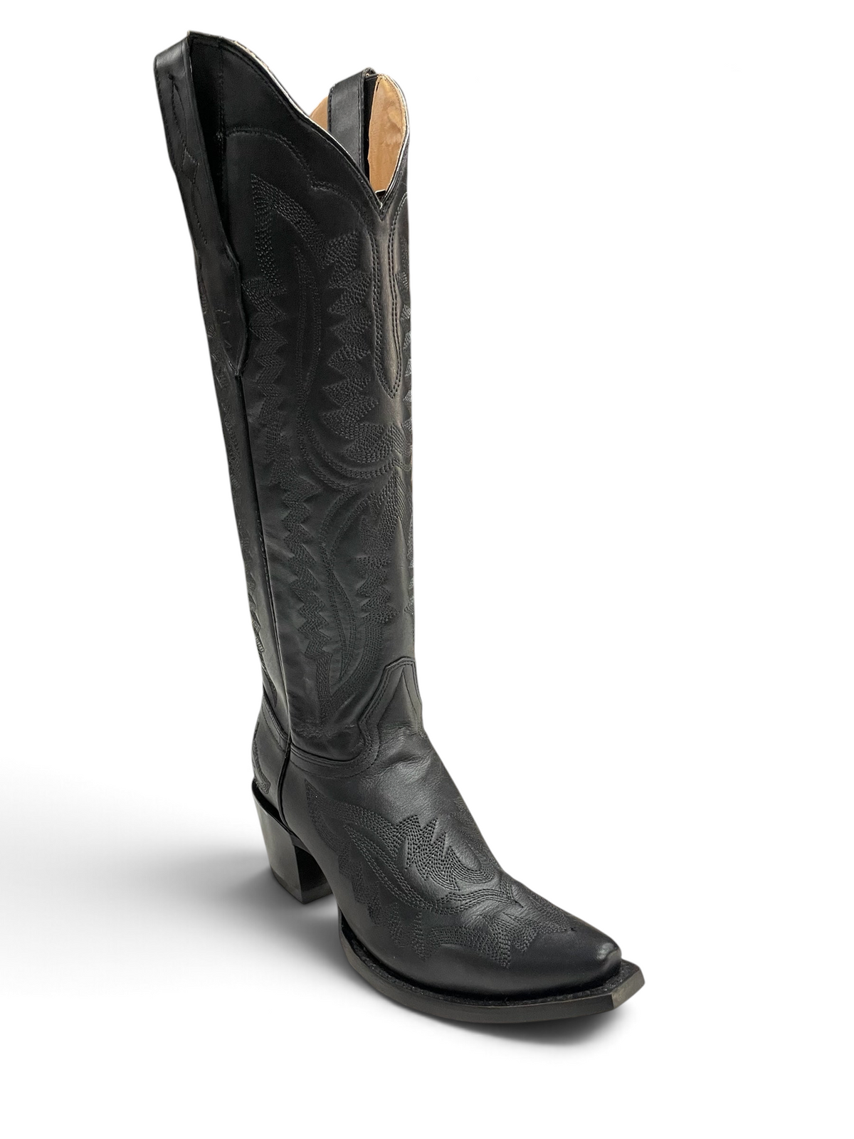 Botas vaqueras altas Botas El Pistolero PYP de cuero negro con bordado tonal y punta cuadrada sobre mesa de mármol.
