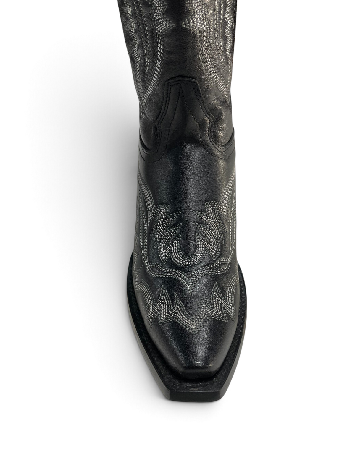 Botas El Pistolero PYP de cuero negro con punta cuadrada y bordado plateado detallado en el empeine y la caña.