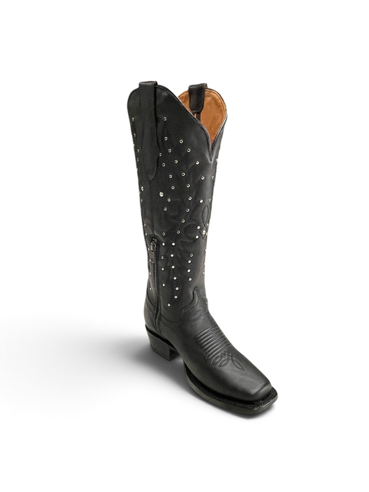 Botas El Pistolero PYP de cuero negro con caña alta, punta cuadrada y detalles de estoperoles metálicos.