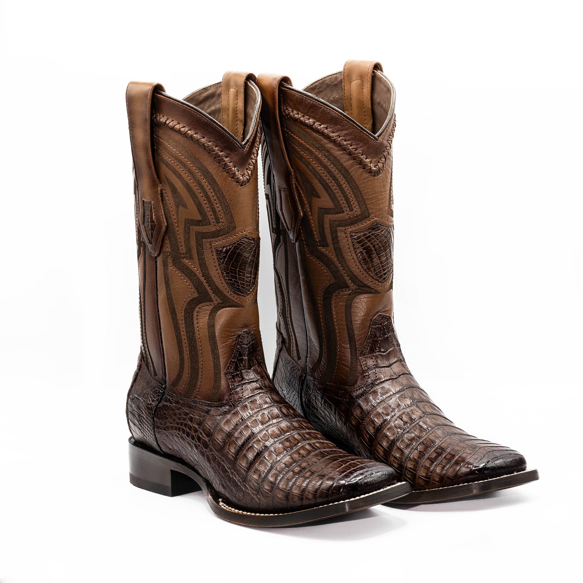 Botas vaqueras Botas El Pistolero PYP de piel con textura de cocodrilo, punta cuadrada y bordados artesanales en el caño.