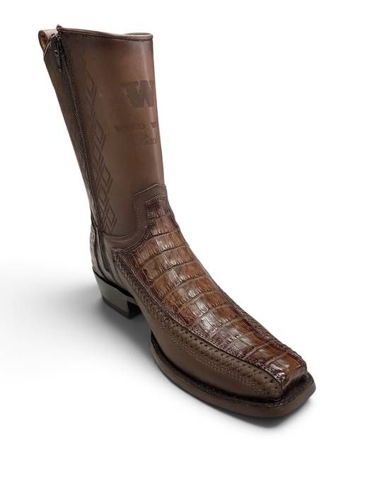 Botas vaqueras Botas El Pistolero PYP color café con textura de piel de cocodrilo, punta cuadrada y cremallera lateral.