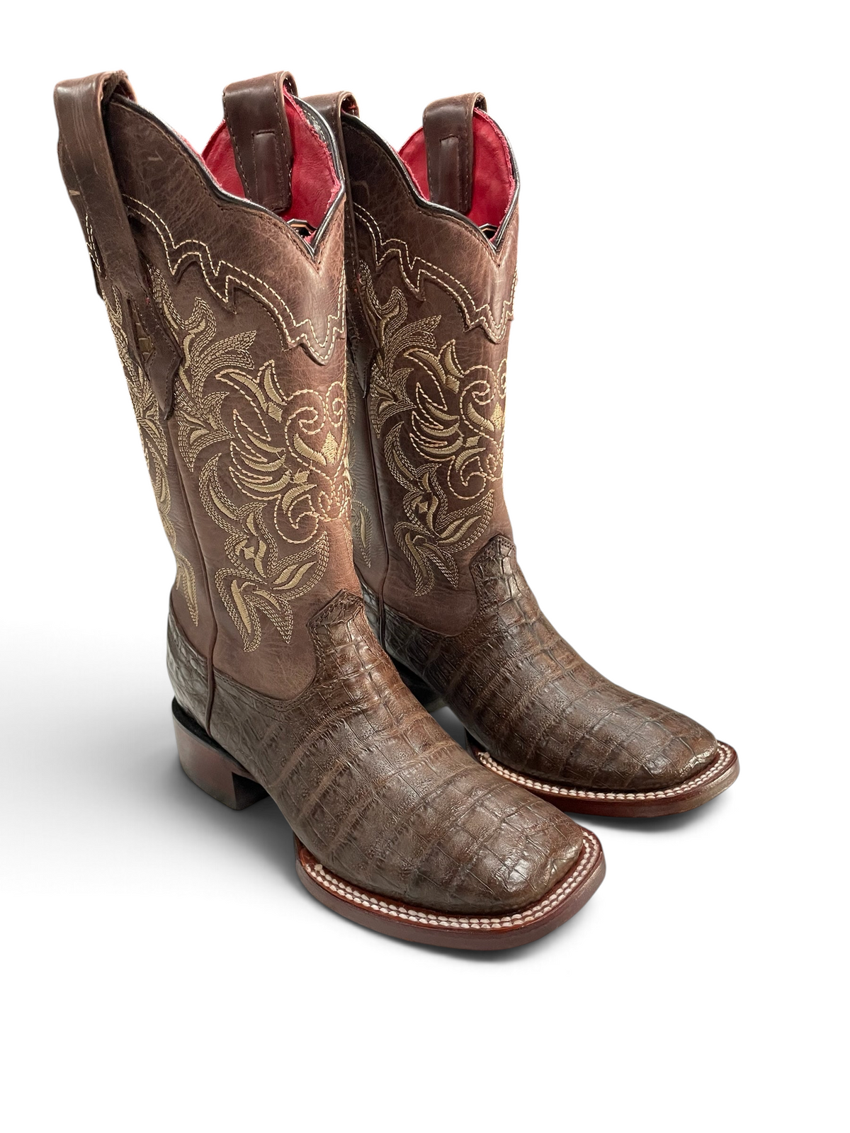 Botas vaqueras Botas El Pistolero PYP de piel de cocodrilo marrón con bordados dorados y forro interior rojo.