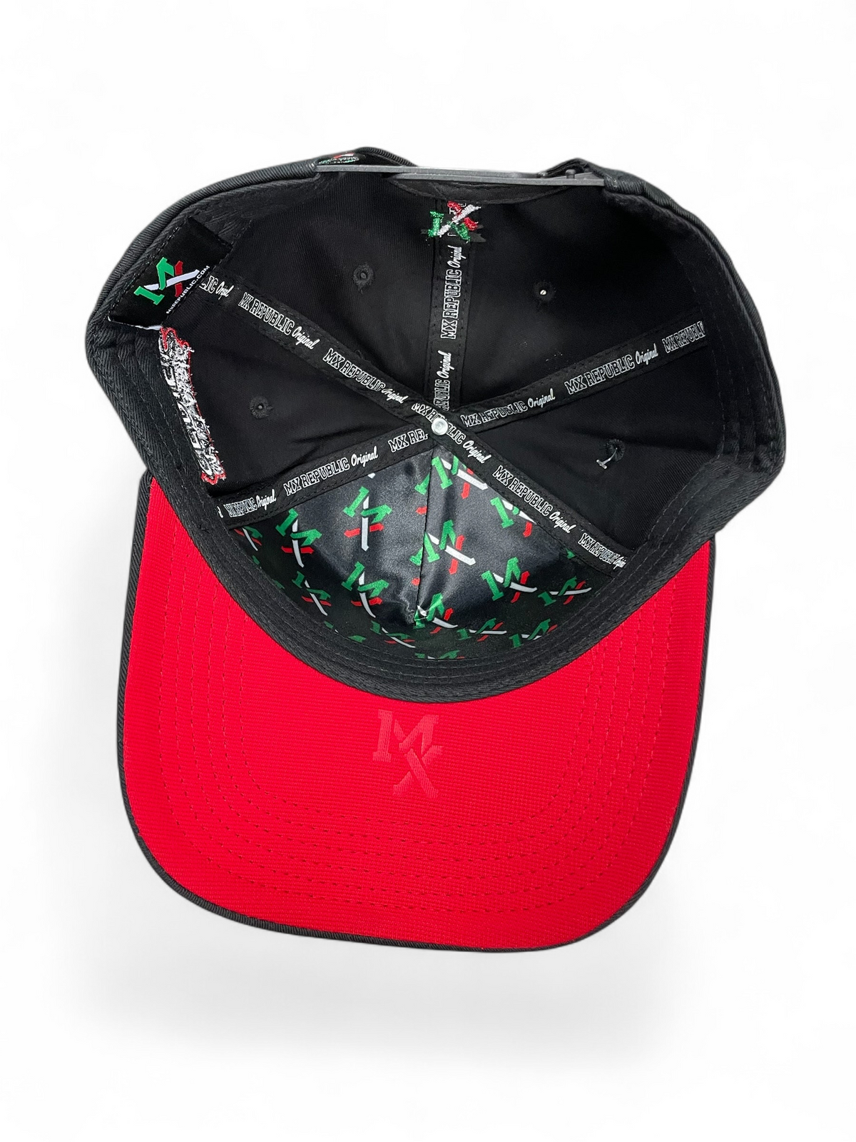 Interior de gorra Botas El Pistolero PYP con forro estampado, banda personalizada y visera inferior roja