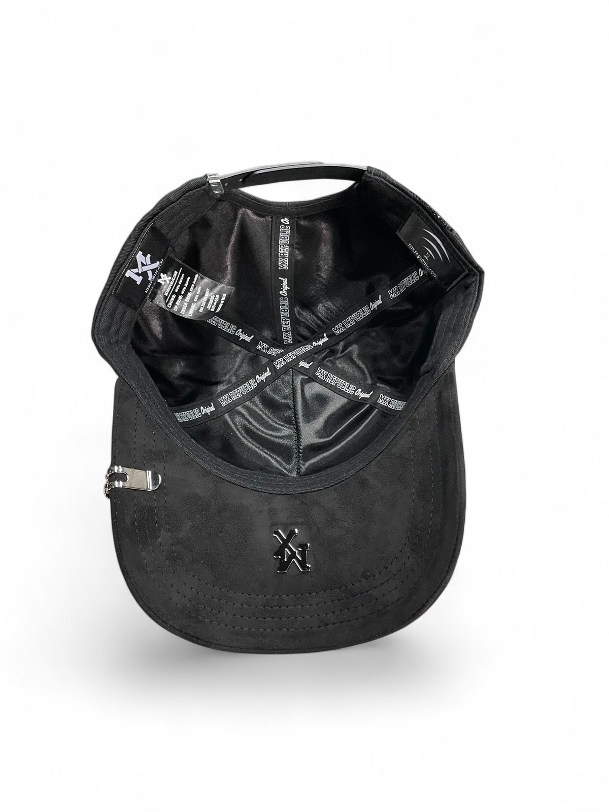 Gorra negra Botas El Pistolero PYP con interior de satén, ala aterciopelada y detalle metálico frontal.