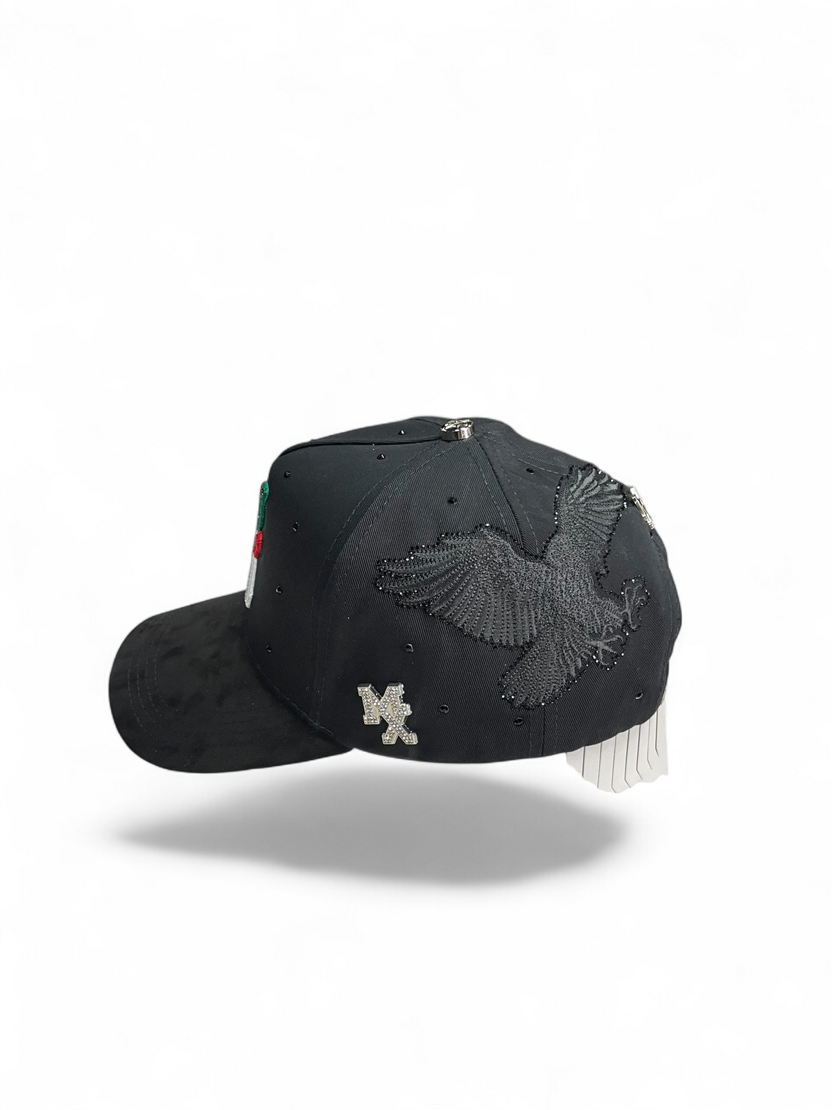 Gorra negra Botas El Pistolero PYP con bordado de águila, emblema MX brillante y detalles tricolores en el interior.