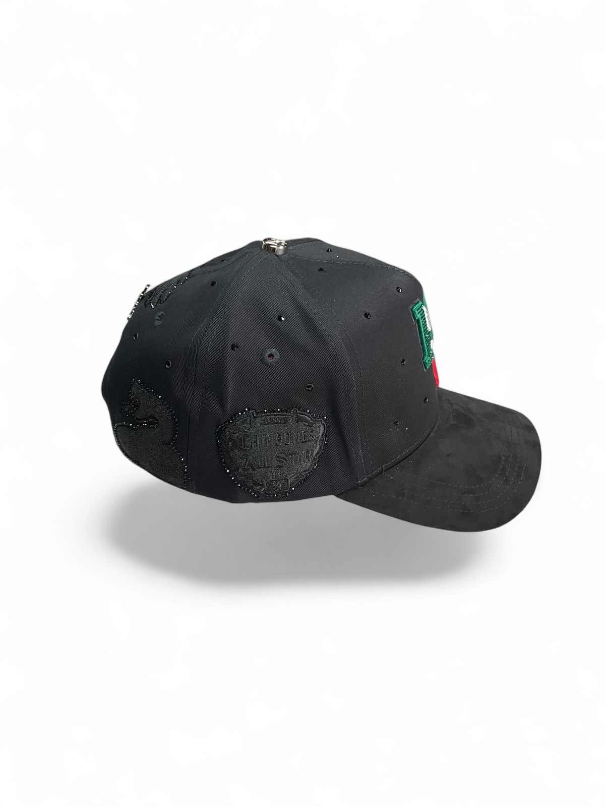 Gorra negra Botas El Pistolero PYP con bordados laterales detallados, parches texturizados y visera de gamuza.
