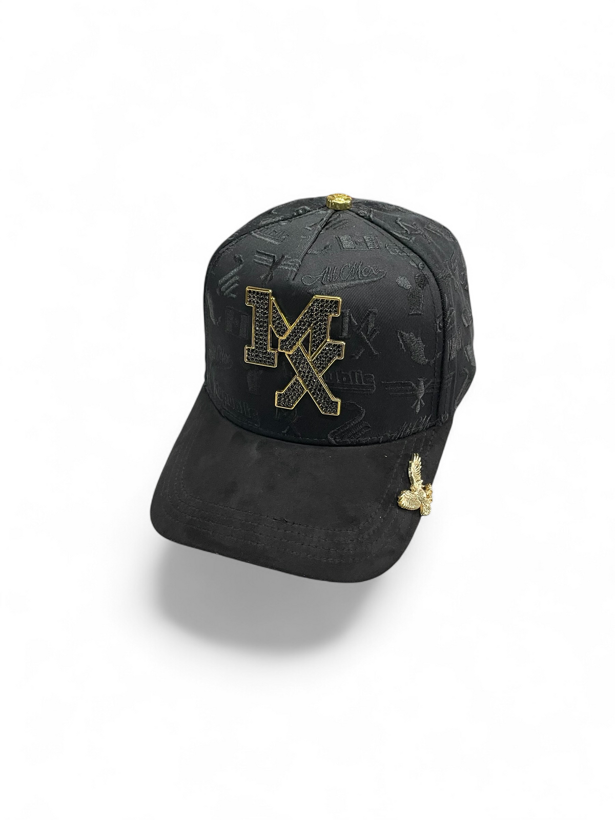 Gorra Botas El Pistolero PYP negra con emblema MX dorado brillante, textura grabada y detalle de águila en visera.