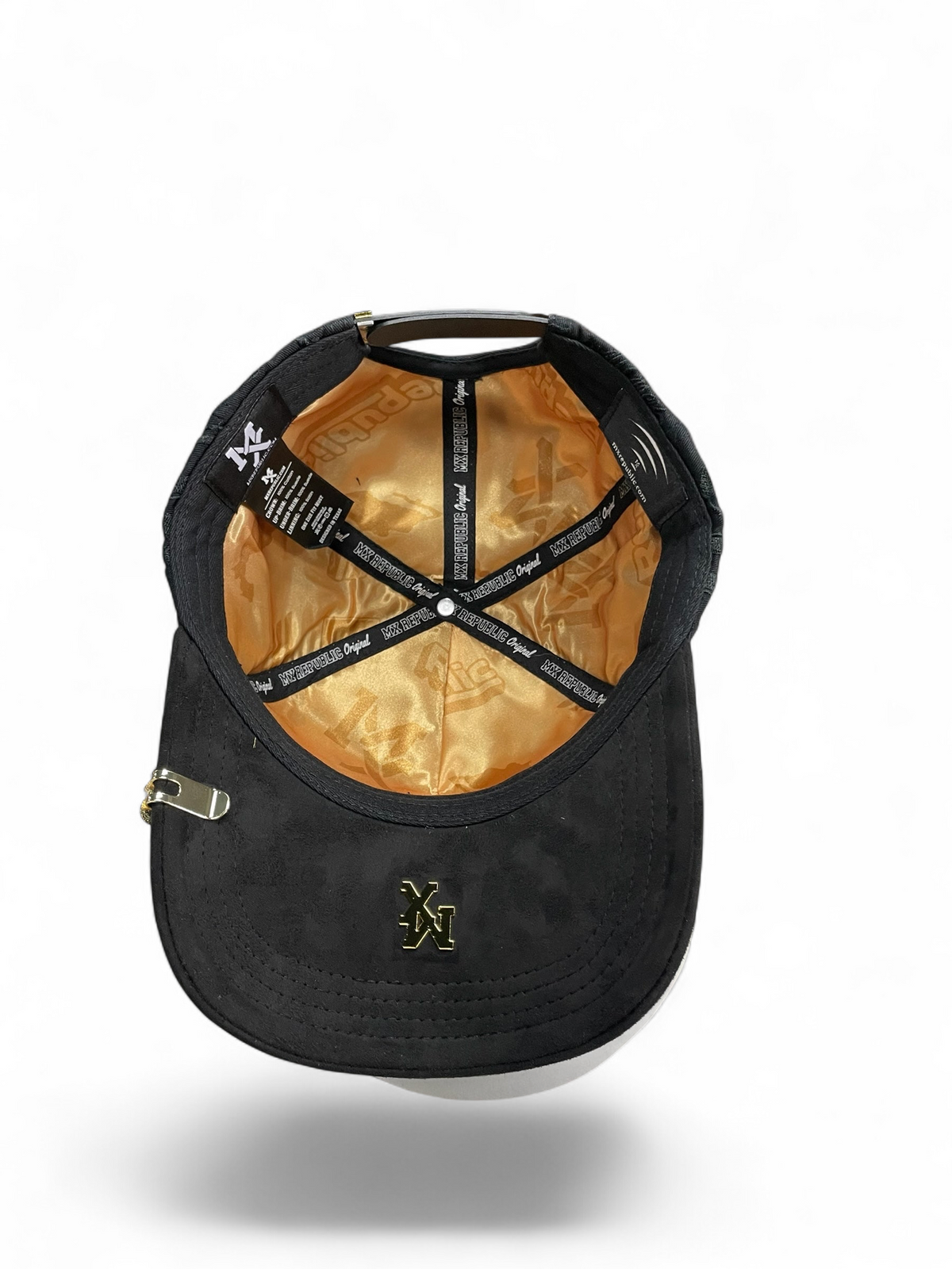 Gorra Botas El Pistolero PYP negra con interior de satén dorado y emblema metálico MX en la visera