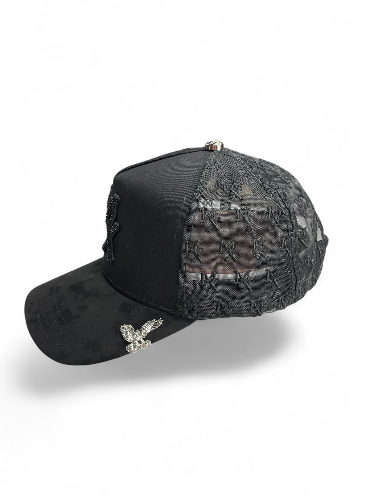 Gorra Botas El Pistolero PYP negra con visera de gamuza, malla con monograma, bordado frontal y pin de águila lateral.