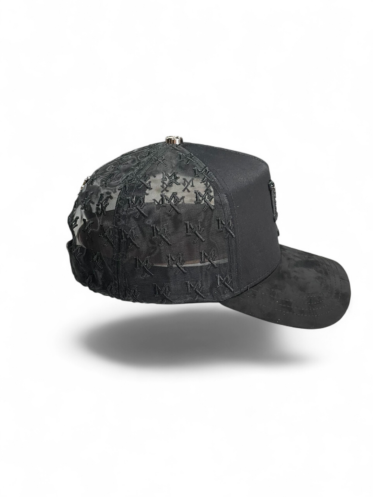 Gorra Botas El Pistolero PYP negra con visera de gamuza, paneles de malla con monograma y detalle de pin metálico.