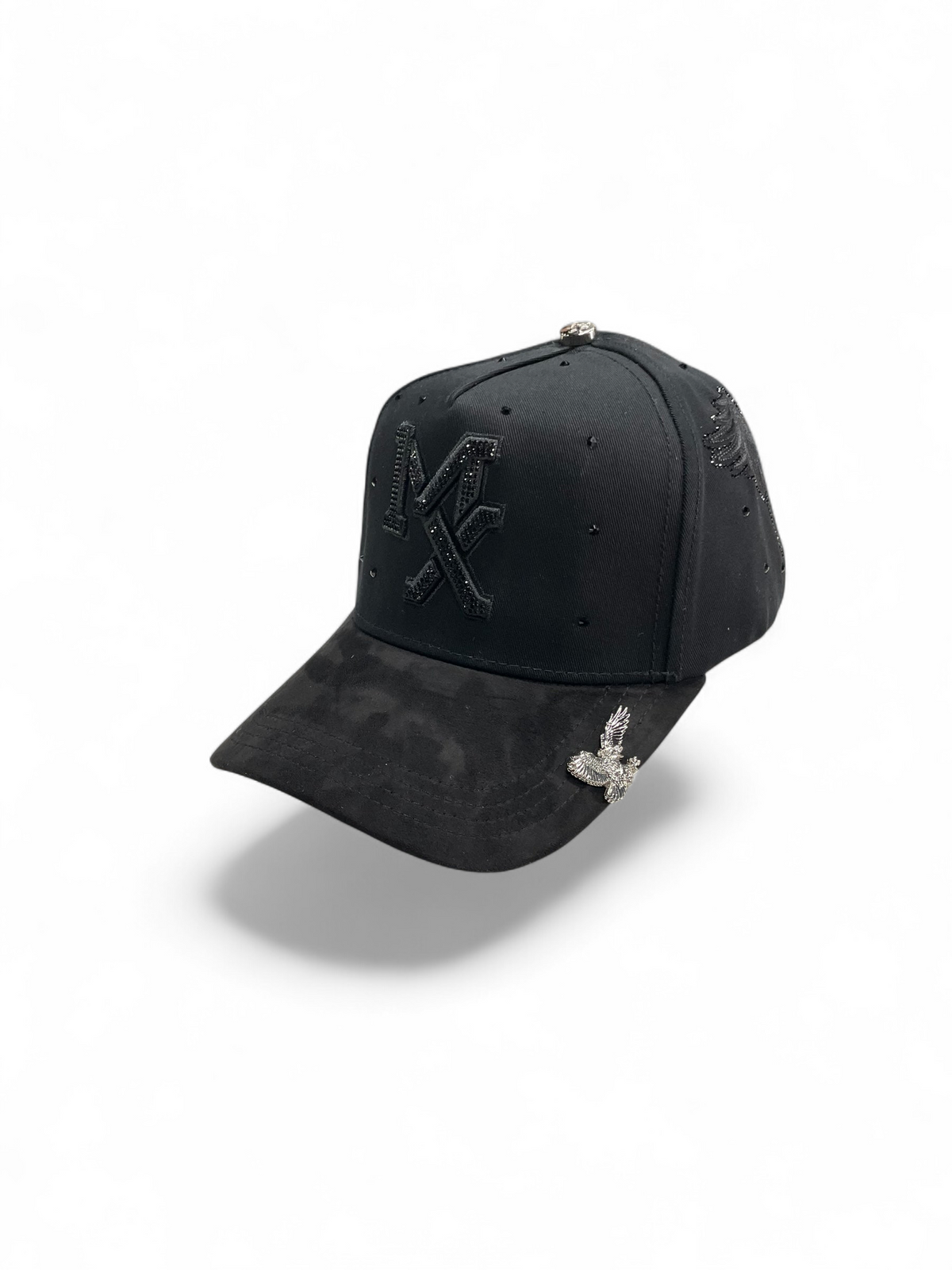 Gorra Botas El Pistolero PYP negra con monograma de pedrería, ala aterciopelada y aplique metálico de águila lateral.