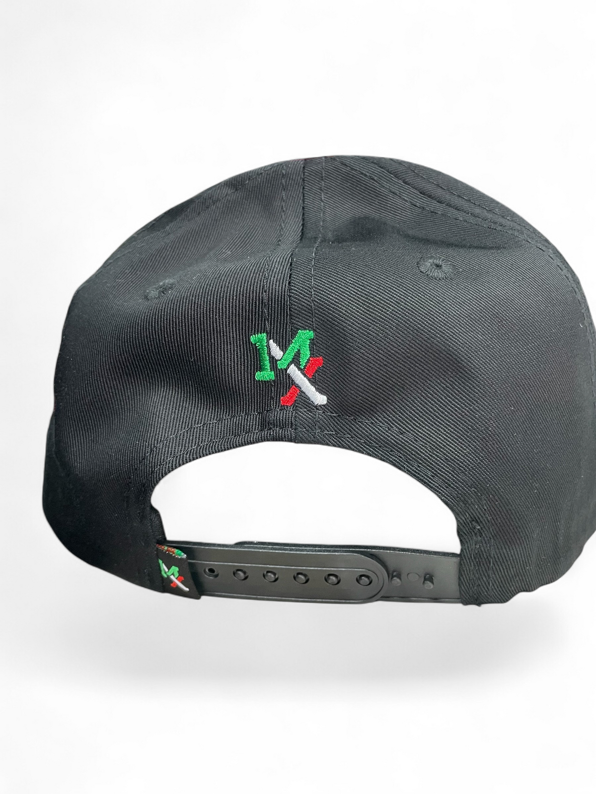 Gorra negra Botas El Pistolero PYP con bordado MX tricolor y cierre snapback ajustable