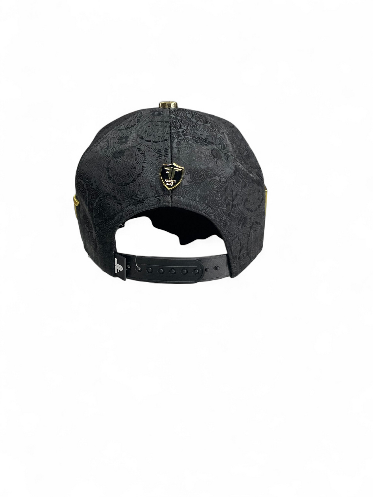 Gorra Botas El Pistolero PYP negra con patrón grabado, emblema dorado y ajuste snapback trasero