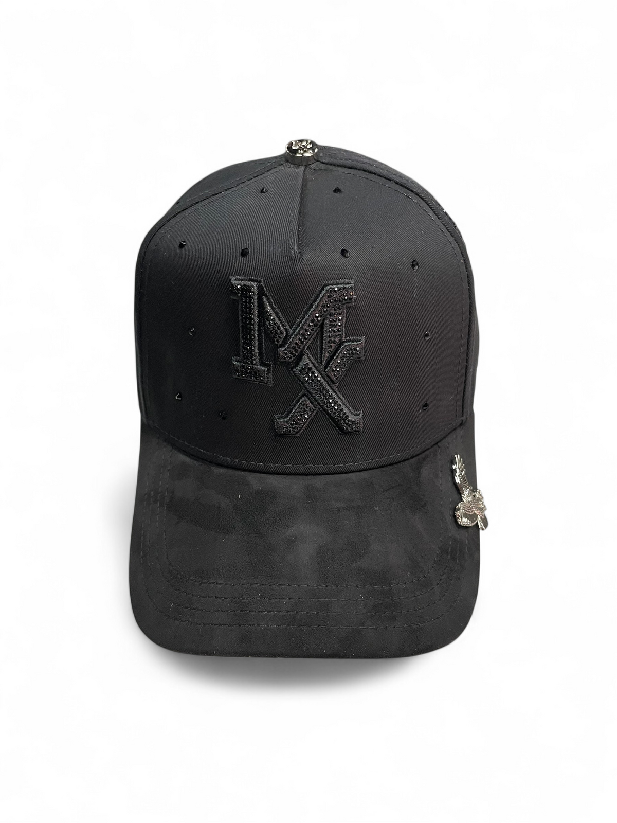 Gorra Botas El Pistolero PYP negra con monograma de pedrería, ala de terciopelo y detalle metálico de águila lateral.