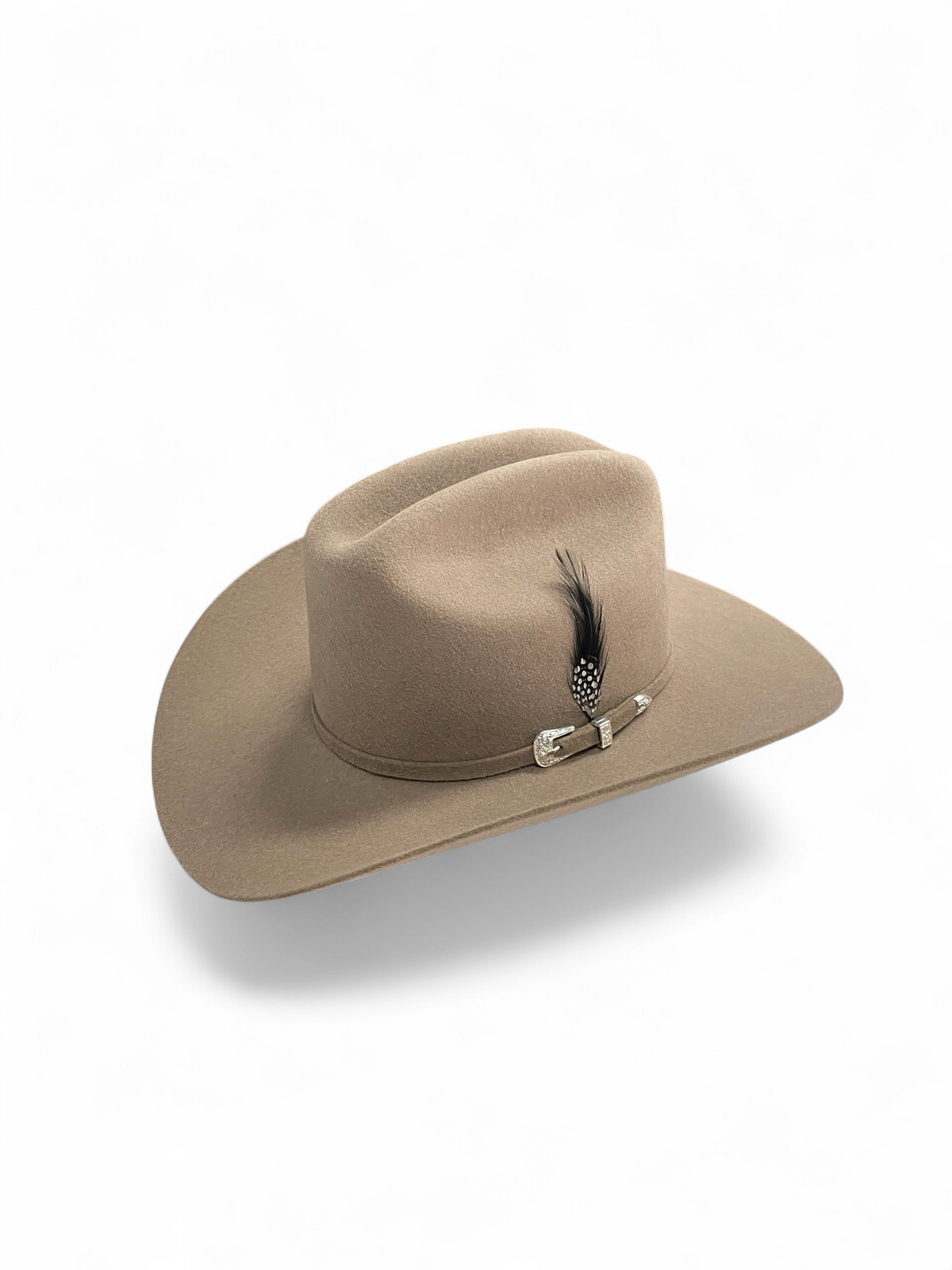 Sombrero vaquero Botas El Pistolero PYP de fieltro color arena con banda decorativa, hebilla metálica y pluma.