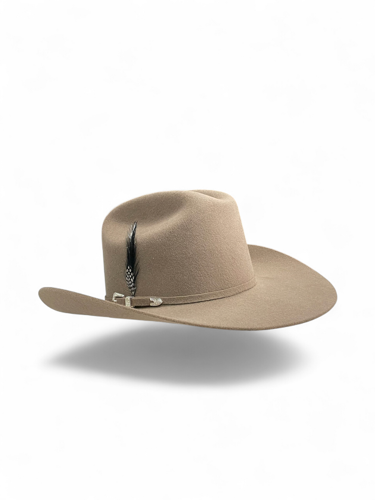 Sombrero vaquero Botas El Pistolero PYP de fieltro color arena con banda decorativa, hebilla metálica y pluma.