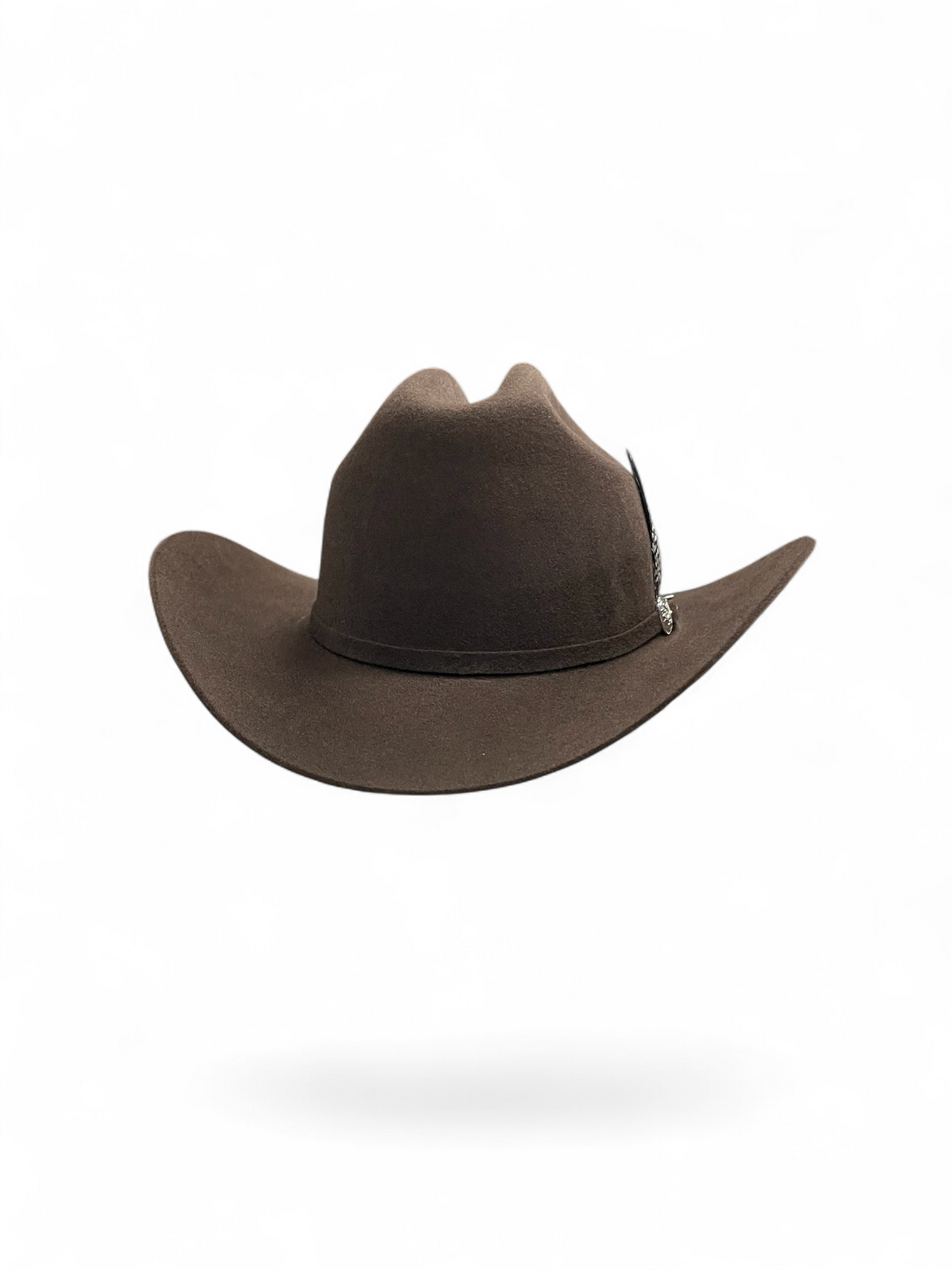 Sombrero vaquero Botas El Pistolero PYP de fieltro café con banda decorativa y pluma sobre mostrador de mármol