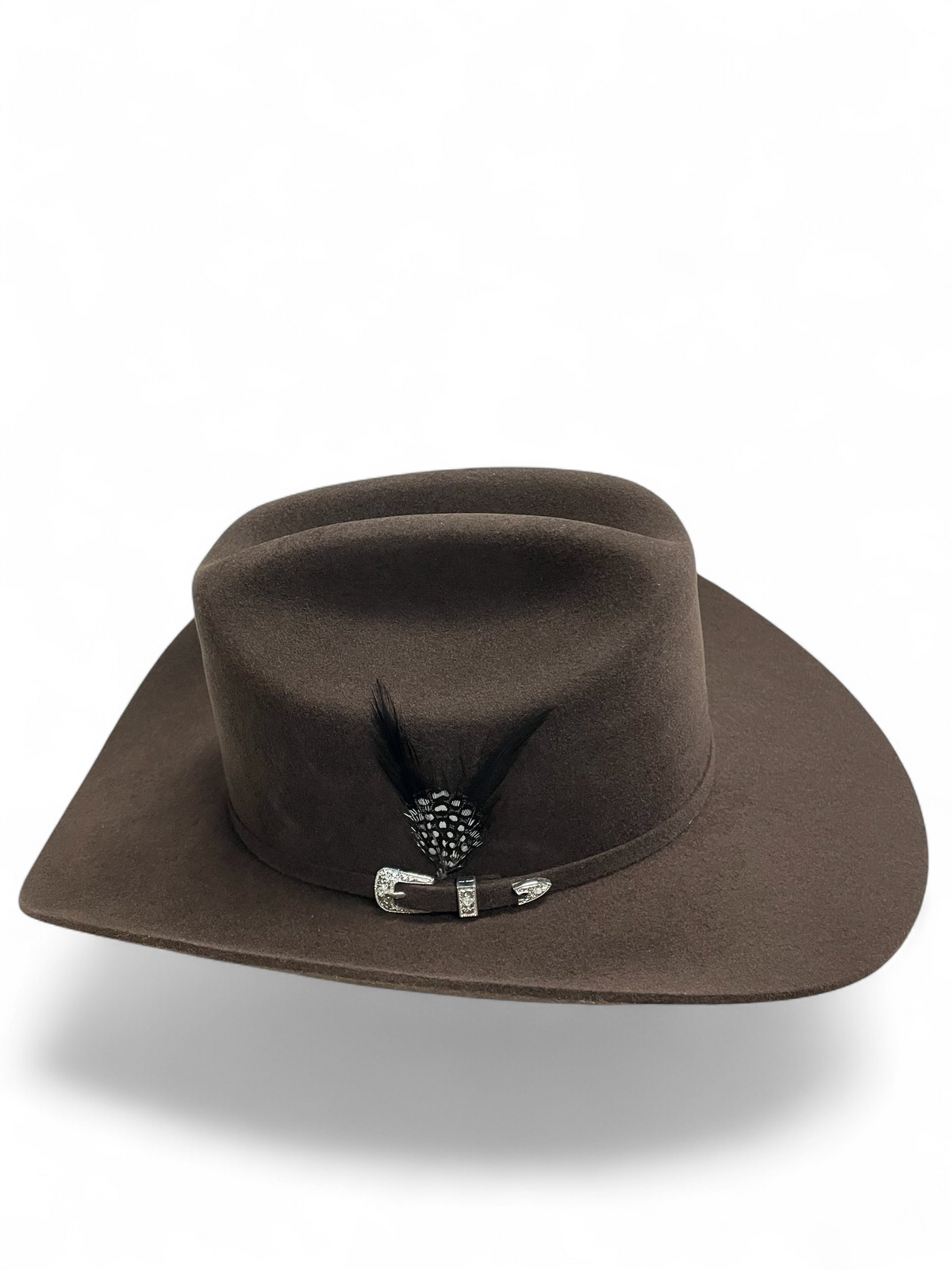 Sombrero vaquero Botas El Pistolero PYP de fieltro café con banda decorativa, hebilla metálica y plumas elegantes.