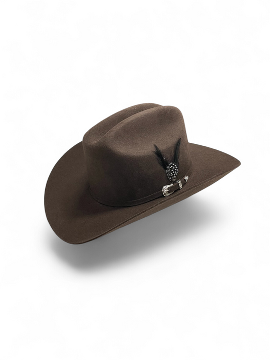 Sombrero vaquero Botas El Pistolero PYP de fieltro café con banda decorativa, hebilla metálica y detalle de plumas.